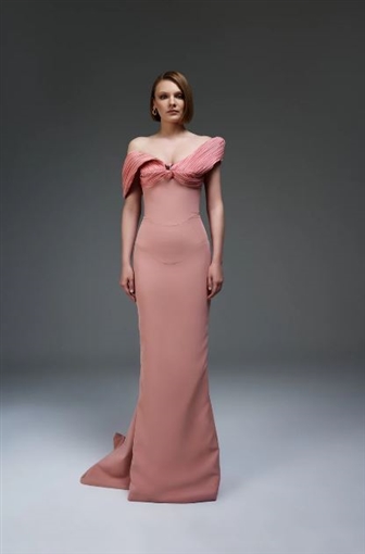  شرطة_الموضة: سارة عبد الرحمن بفستان وردي بسيط في ختام مهرجان الجونة ... سعره 57 ألف جنيه