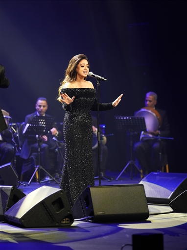 تفاصيل فستان ريهام عبد الحكيم في حفل افتتاح مهرجان الموسيقى العربية في أبو ظبي مصمم لها خصيصا