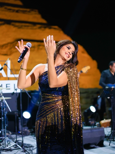  شرطة_الموضة: روبي تستبدل الفساتين القصيرة بفستان لامع بكتف واحد في حفلها بالأهرامات سعره 30 ألف جنيه