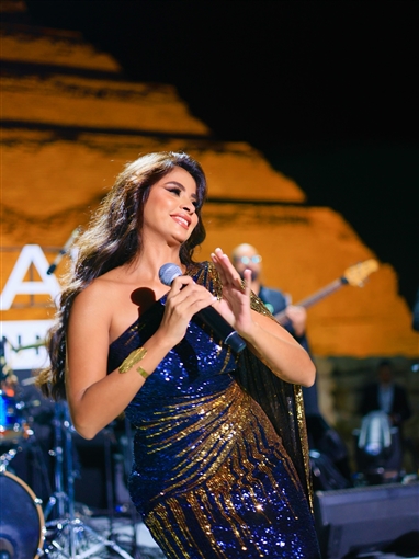  شرطة_الموضة: روبي تستبدل الفساتين القصيرة بفستان لامع بكتف واحد في حفلها بالأهرامات سعره 30 ألف جنيه