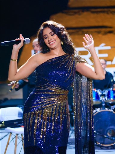  شرطة_الموضة: روبي تستبدل الفساتين القصيرة بفستان لامع بكتف واحد في حفلها بالأهرامات سعره 30 ألف جنيه