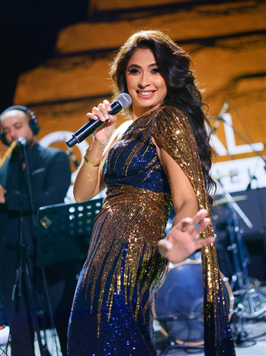  شرطة_الموضة: روبي تستبدل الفساتين القصيرة بفستان لامع بكتف واحد في حفلها بالأهرامات سعره 30 ألف جنيه