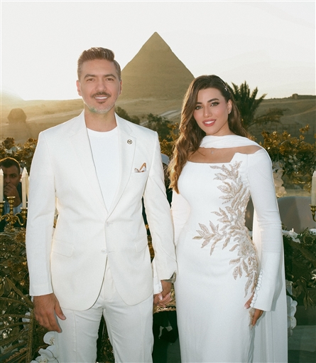 من أمام الأهرامات جلسة تصوير رومانسية لـ هايدي موسى وزوجها محمد غانم من أمام الأهرامات جلسة تصوير رومانسية لـ هايدي موسى وزوجها محمد غانم