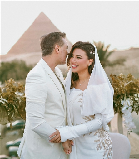 من أمام الأهرامات جلسة تصوير رومانسية لـ هايدي موسى وزوجها محمد غانم من أمام الأهرامات جلسة تصوير رومانسية لـ هايدي موسى وزوجها محمد غانم