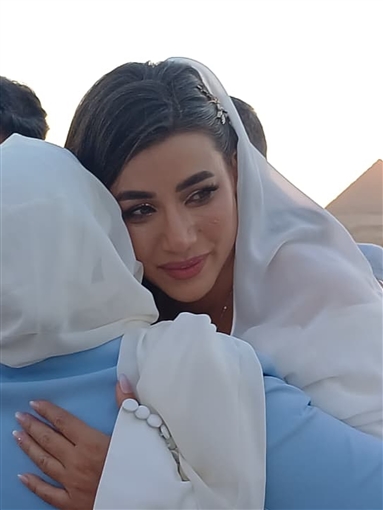 من أمام الأهرامات جلسة تصوير رومانسية لـ هايدي موسى وزوجها محمد غانم من أمام الأهرامات جلسة تصوير رومانسية لـ هايدي موسى وزوجها محمد غانم