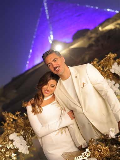 من أمام الأهرامات جلسة تصوير رومانسية لـ هايدي موسى وزوجها محمد غانم من أمام الأهرامات جلسة تصوير رومانسية لـ هايدي موسى وزوجها محمد غانم