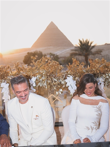 من أمام الأهرامات جلسة تصوير رومانسية لـ هايدي موسى وزوجها محمد غانم من أمام الأهرامات جلسة تصوير رومانسية لـ هايدي موسى وزوجها محمد غانم