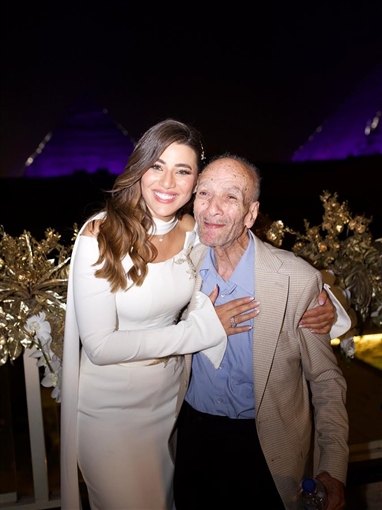 من أمام الأهرامات جلسة تصوير رومانسية لـ هايدي موسى وزوجها محمد غانم من أمام الأهرامات جلسة تصوير رومانسية لـ هايدي موسى وزوجها محمد غانم