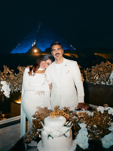 من أمام الأهرامات جلسة تصوير رومانسية لـ هايدي موسى وزوجها محمد غانم من أمام الأهرامات جلسة تصوير رومانسية لـ هايدي موسى وزوجها محمد غانم