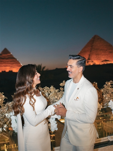 من أمام الأهرامات جلسة تصوير رومانسية لـ هايدي موسى وزوجها محمد غانم من أمام الأهرامات جلسة تصوير رومانسية لـ هايدي موسى وزوجها محمد غانم
