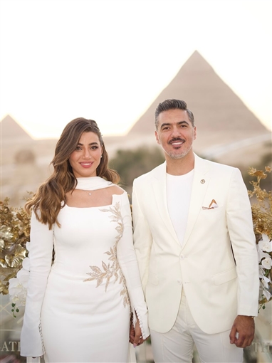 من أمام الأهرامات جلسة تصوير رومانسية لـ هايدي موسى وزوجها محمد غانم من أمام الأهرامات جلسة تصوير رومانسية لـ هايدي موسى وزوجها محمد غانم