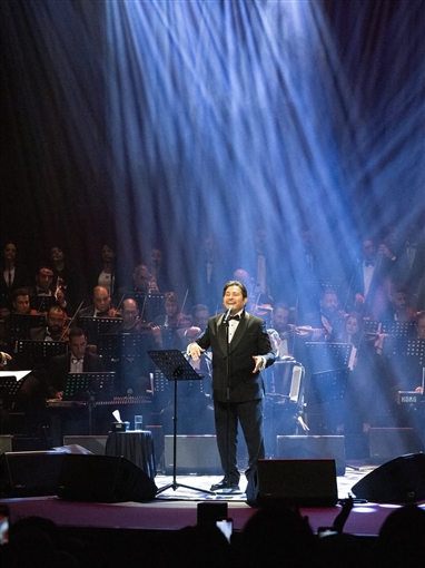 هاني شاكر يتألق في ليلة العندليب ضمن فعاليات مهرجان الموسيقى العربية بأبوظبي هاني شاكر يتألق في ليلة العندليب ضمن فعاليات مهرجان الموسيقى العربية بأبوظبي