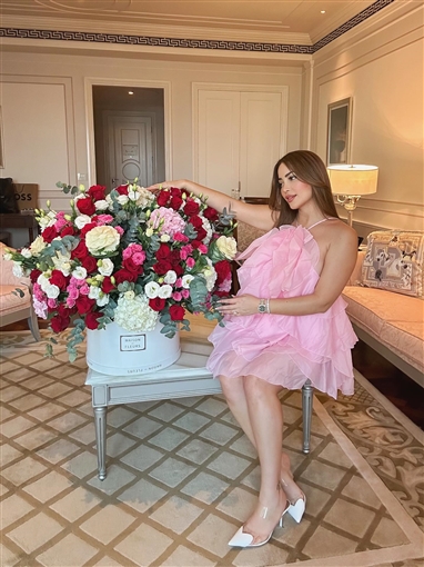 نسرين طافش بفستان من الشيفون قصير جعلها تبدو كالوردة في أحدث جلسة تصوير