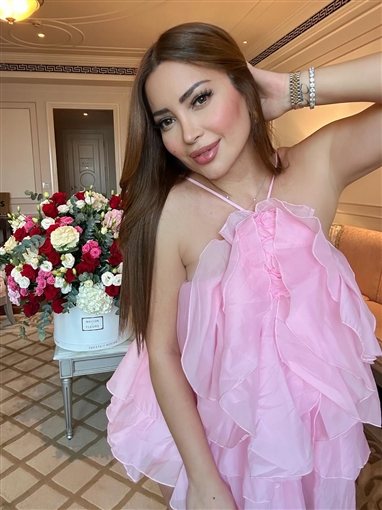 نسرين طافش بفستان من الشيفون قصير جعلها تبدو كالوردة في أحدث جلسة تصوير