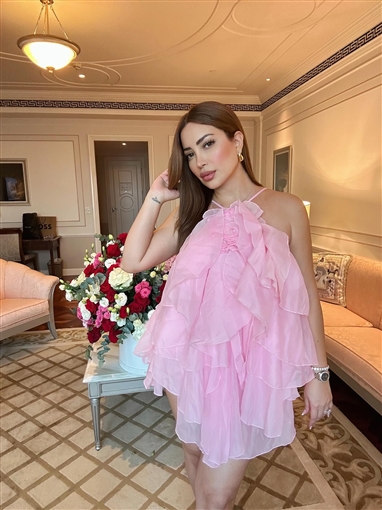 نسرين طافش بفستان من الشيفون قصير جعلها تبدو كالوردة في أحدث جلسة تصوير