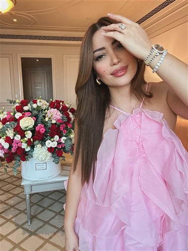 نسرين طافش بفستان من الشيفون قصير جعلها تبدو كالوردة في أحدث جلسة تصوير