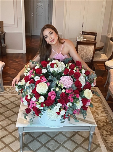 نسرين طافش بفستان من الشيفون قصير جعلها تبدو كالوردة في أحدث جلسة تصوير