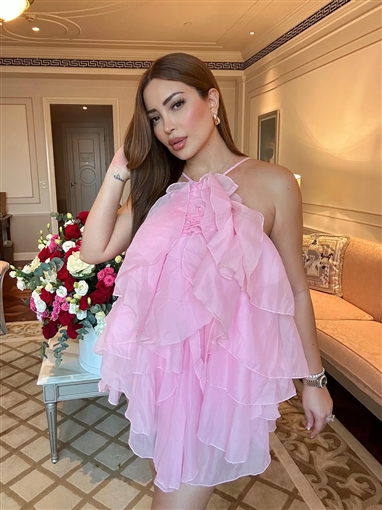 نسرين طافش بفستان من الشيفون قصير جعلها تبدو كالوردة في أحدث جلسة تصوير