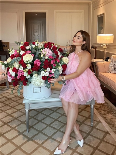 نسرين طافش بفستان من الشيفون قصير جعلها تبدو كالوردة في أحدث جلسة تصوير