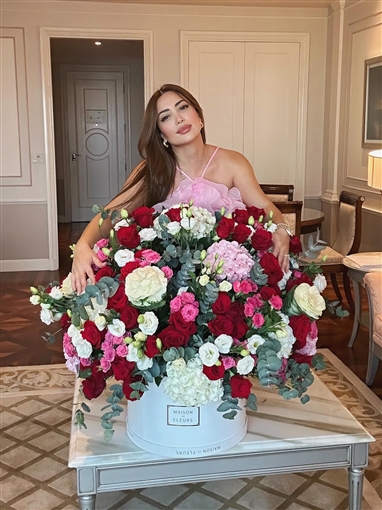 نسرين طافش بفستان من الشيفون قصير جعلها تبدو كالوردة في أحدث جلسة تصوير