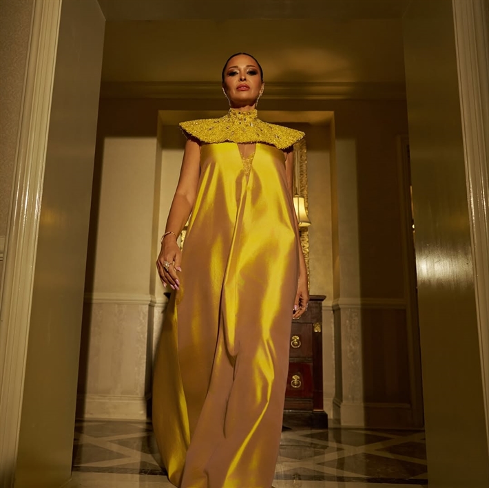 داليا البحيري بإطلالة من وحي الأزياء الفرعونية قبل ساعات من افتتاح المتحف المصري الكبير