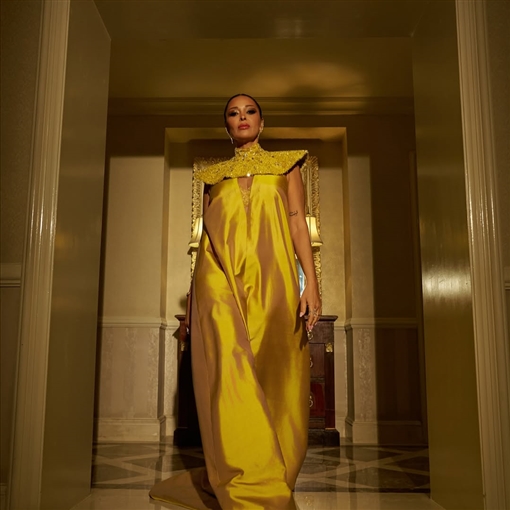 داليا البحيري بإطلالة من وحي الأزياء الفرعونية قبل ساعات من افتتاح المتحف المصري الكبير