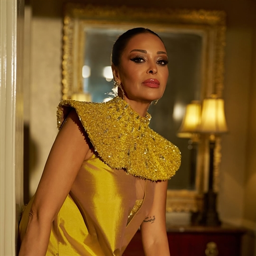 داليا البحيري بإطلالة من وحي الأزياء الفرعونية قبل ساعات من افتتاح المتحف المصري الكبير