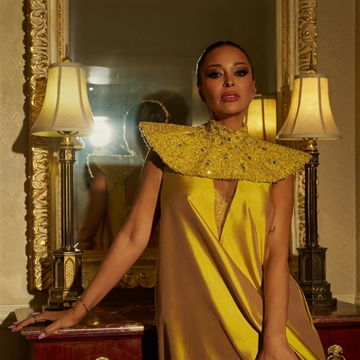 داليا البحيري بإطلالة من وحي الأزياء الفرعونية قبل ساعات من افتتاح المتحف المصري الكبير