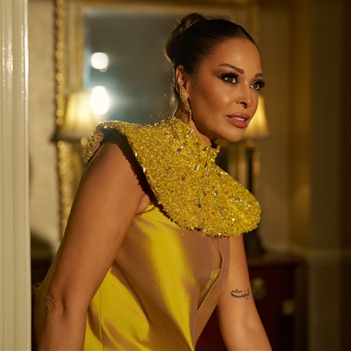 داليا البحيري بإطلالة من وحي الأزياء الفرعونية قبل ساعات من افتتاح المتحف المصري الكبير