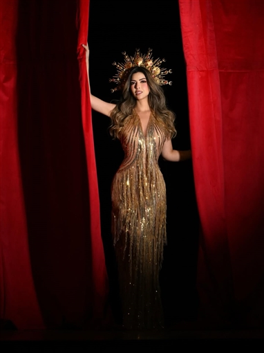 ميرنا جميل بتاج يحاكي ريش الطاووس في جلسة تصوير عن عشق الممثل للمسرح