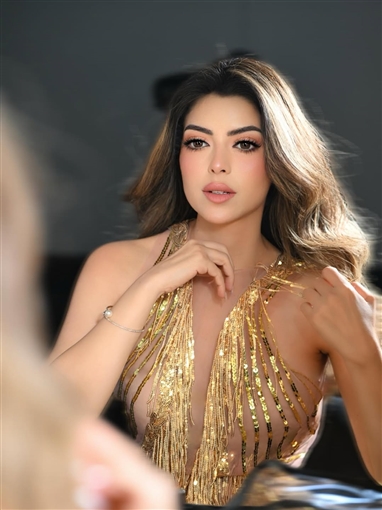 ميرنا جميل بتاج يحاكي ريش الطاووس في جلسة تصوير عن عشق الممثل للمسرح