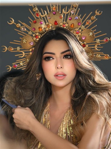 ميرنا جميل بتاج يحاكي ريش الطاووس في جلسة تصوير عن عشق الممثل للمسرح