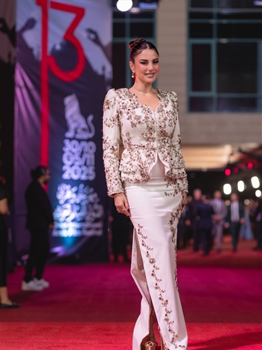 درة بفستان أنيق يبرز رشاقتها في حفل افتتاح مهرجان وهران الدولي للفيلم العربي