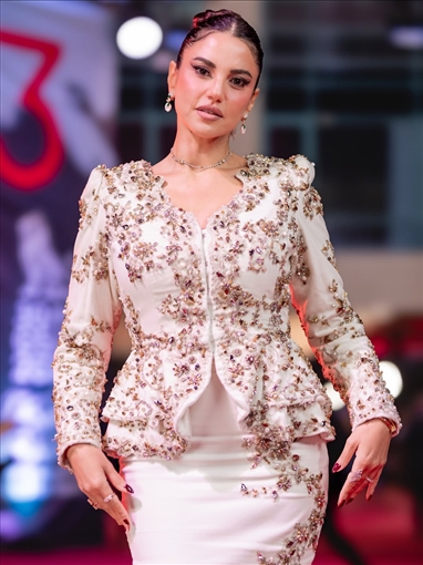 درة بفستان أنيق يبرز رشاقتها في حفل افتتاح مهرجان وهران الدولي للفيلم العربي