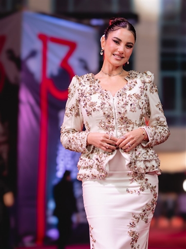 درة بفستان أنيق يبرز رشاقتها في حفل افتتاح مهرجان وهران الدولي للفيلم العربي