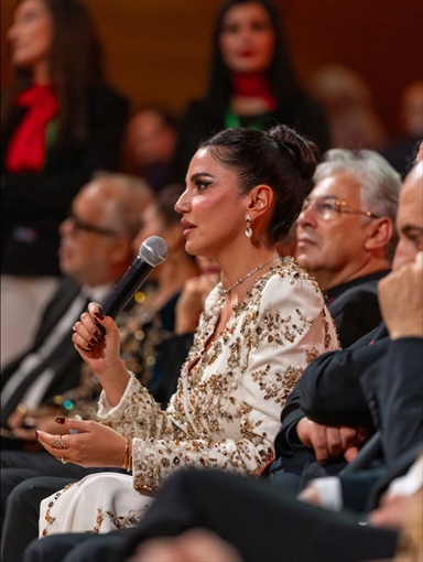 درة بفستان أنيق يبرز رشاقتها في حفل افتتاح مهرجان وهران الدولي للفيلم العربي