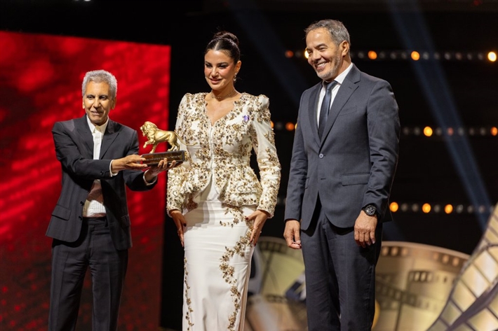 درة بفستان أنيق يبرز رشاقتها في حفل افتتاح مهرجان وهران الدولي للفيلم العربي