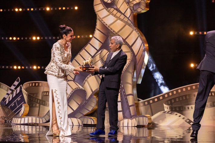 درة بفستان أنيق يبرز رشاقتها في حفل افتتاح مهرجان وهران الدولي للفيلم العربي