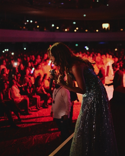  شرطة_الموضة: نانسي عجرم بفستان مطرز بالكامل من طوني ورد في حفلها بألمانيا أجرت عليه هذا التعديل