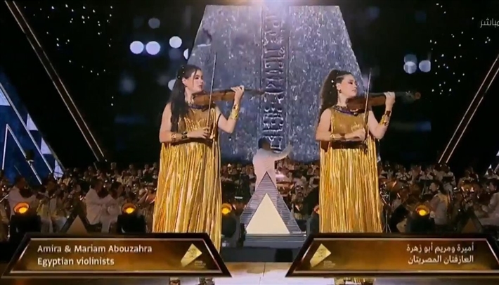 سلمى أبو ضيف وهدى المفتي وأحمد غزي وأحمد مالك وياسمينا العبد في افتتاح المتحف المصري الكبير بالزي الفرعوني