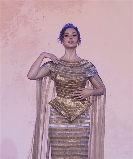 سلمى أبو ضيف وهدى المفتي وأحمد غزي وأحمد مالك وياسمينا العبد في افتتاح المتحف المصري الكبير بالزي الفرعوني