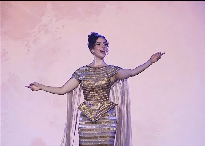 سلمى أبو ضيف وهدى المفتي وأحمد غزي وأحمد مالك وياسمينا العبد في افتتاح المتحف المصري الكبير بالزي الفرعوني