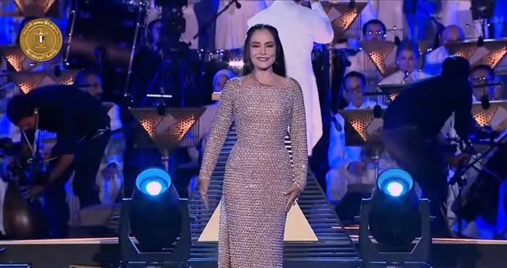 سلمى أبو ضيف وهدى المفتي وأحمد غزي وأحمد مالك وياسمينا العبد في افتتاح المتحف المصري الكبير بالزي الفرعوني