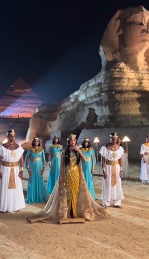 سلمى أبو ضيف وهدى المفتي وأحمد غزي وأحمد مالك وياسمينا العبد في افتتاح المتحف المصري الكبير بالزي الفرعوني