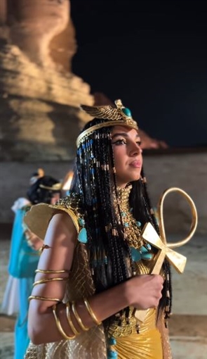 سلمى أبو ضيف وهدى المفتي وأحمد غزي وأحمد مالك وياسمينا العبد في افتتاح المتحف المصري الكبير بالزي الفرعوني