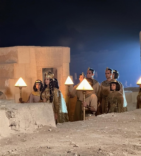 سلمى أبو ضيف وهدى المفتي وأحمد غزي وأحمد مالك وياسمينا العبد في افتتاح المتحف المصري الكبير بالزي الفرعوني