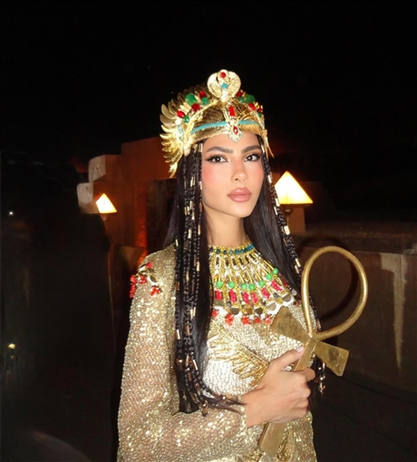 سلمى أبو ضيف وهدى المفتي وأحمد غزي وأحمد مالك وياسمينا العبد في افتتاح المتحف المصري الكبير بالزي الفرعوني