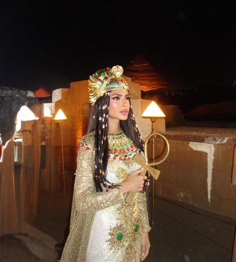 سلمى أبو ضيف وهدى المفتي وأحمد غزي وأحمد مالك وياسمينا العبد في افتتاح المتحف المصري الكبير بالزي الفرعوني