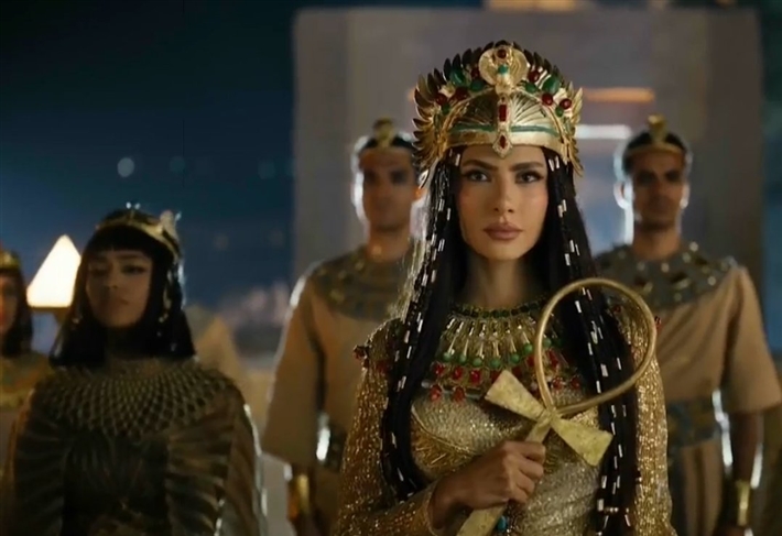 سلمى أبو ضيف وهدى المفتي وأحمد غزي وأحمد مالك وياسمينا العبد في افتتاح المتحف المصري الكبير بالزي الفرعوني