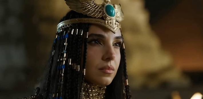 سلمى أبو ضيف وهدى المفتي وأحمد غزي وأحمد مالك وياسمينا العبد في افتتاح المتحف المصري الكبير بالزي الفرعوني